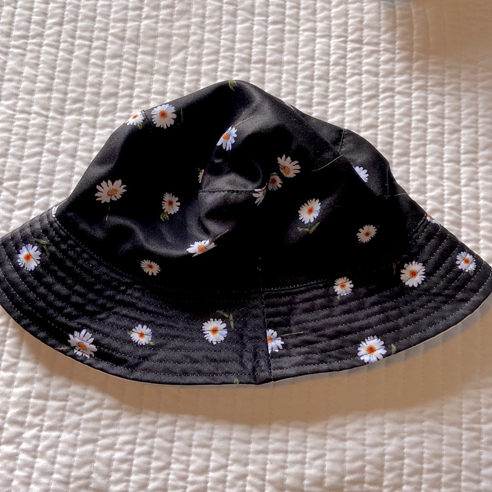 Adorable floral bucket hat -NEW